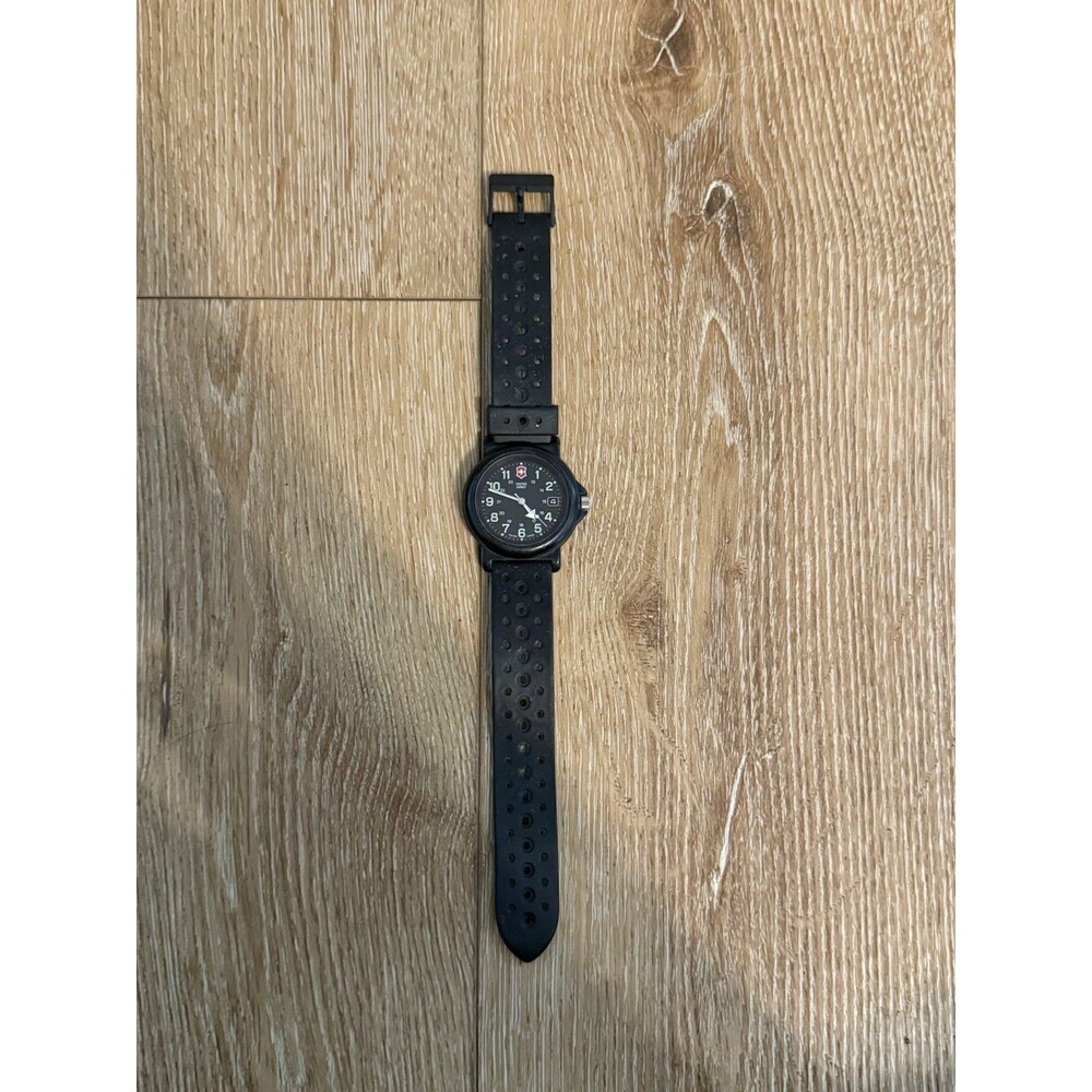 Vintage Victorinox Swiss Army Renegade Mens Watch 39mm Black
